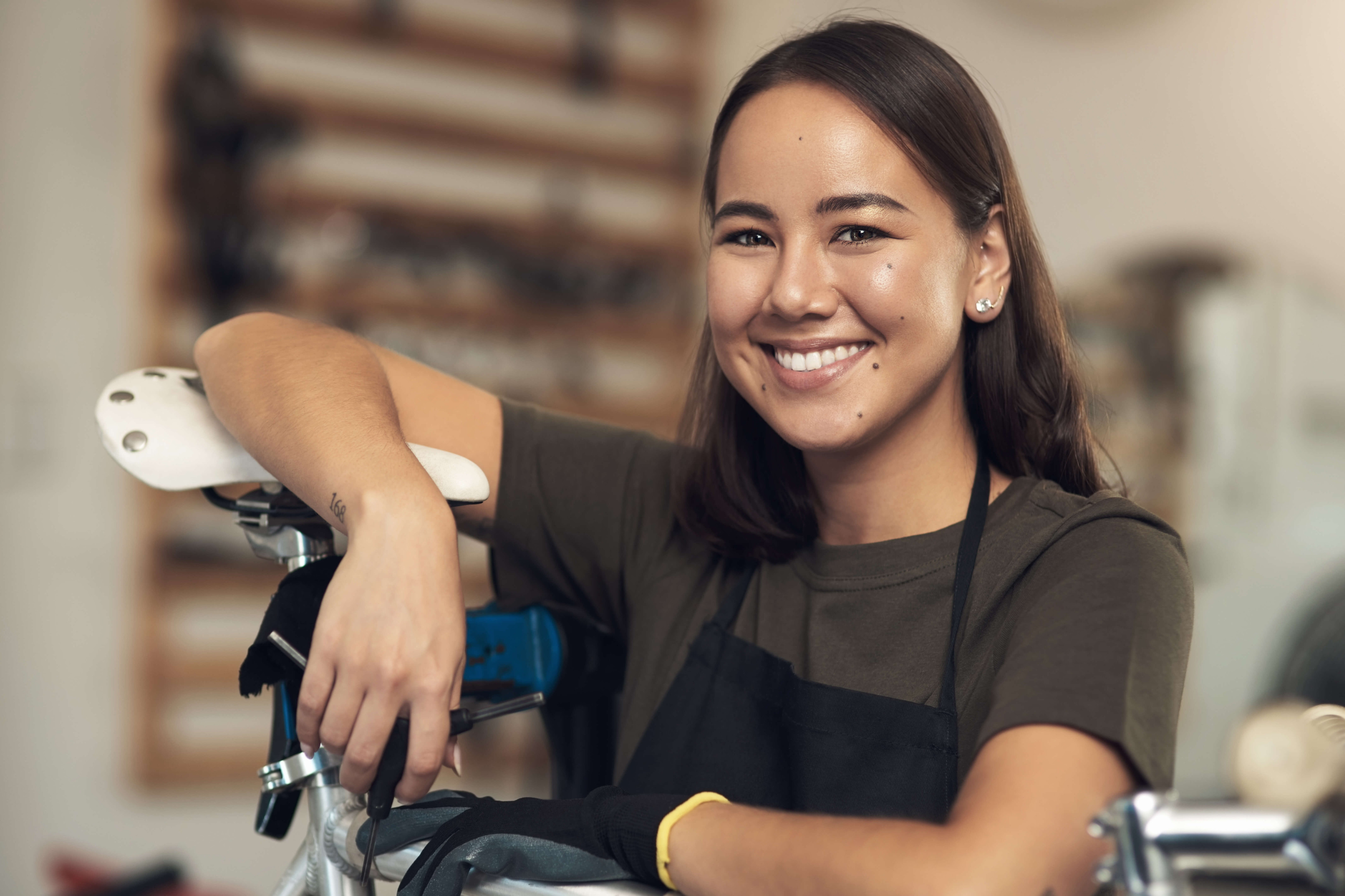 Vrouw poseert voor haar fiets 